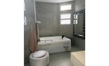CASA DE LUJO EN VENTA – MONTERA

✨ En exclusivo conjunto cerrado