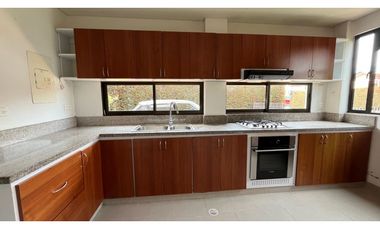 Rento linda casa campestre con 4 alcobas, amplia zona verde.