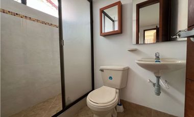 Rento linda casa campestre con 4 alcobas, amplia zona verde.
