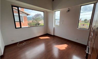 Rento linda casa campestre con 4 alcobas, amplia zona verde.