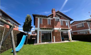 Rento linda casa campestre con 4 alcobas, amplia zona verde.