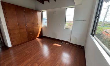 Rento linda casa campestre con 4 alcobas, amplia zona verde.