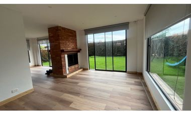 Rento linda casa campestre con 4 alcobas, amplia zona verde.