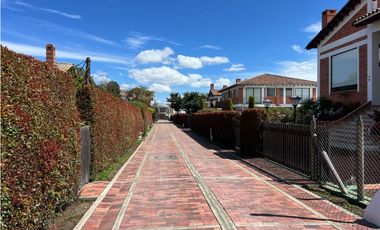Rento linda casa campestre con 4 alcobas, amplia zona verde.