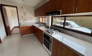 Rento linda casa campestre con 4 alcobas, amplia zona verde.