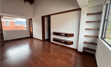 Rento linda casa campestre con 4 alcobas, amplia zona verde.