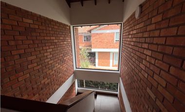 Rento linda casa campestre con 4 alcobas, amplia zona verde.