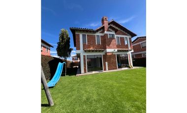Rento linda casa campestre con 4 alcobas, amplia zona verde.