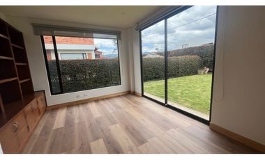 Rento linda casa campestre con 4 alcobas, amplia zona verde.