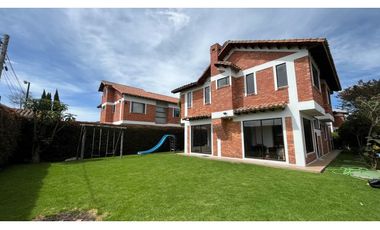 Rento linda casa campestre con 4 alcobas, amplia zona verde.