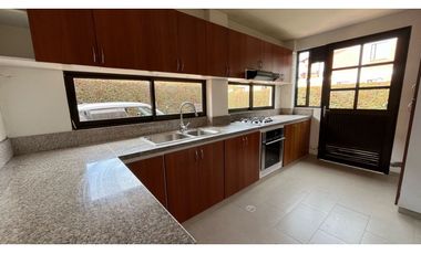 Rento linda casa campestre con 4 alcobas, amplia zona verde.