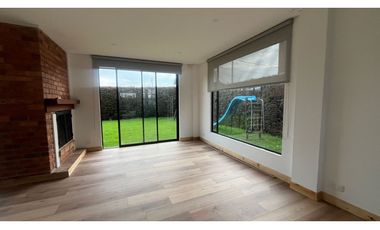 Rento linda casa campestre con 4 alcobas, amplia zona verde.