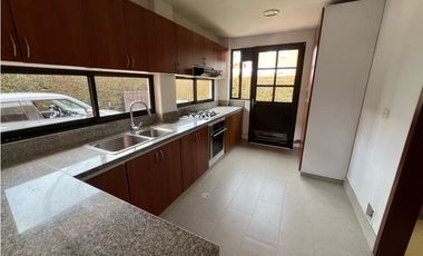 Rento linda casa campestre con 4 alcobas, amplia zona verde.