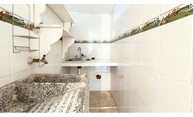 Casa esquinera de tres pisos en venta | Las Flores - Palmira