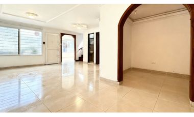 Casa esquinera de tres pisos en venta | Las Flores - Palmira