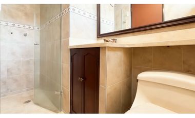 Casa esquinera de tres pisos en venta | Las Flores - Palmira