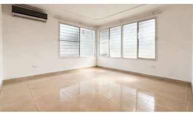 Casa esquinera de tres pisos en venta | Las Flores - Palmira