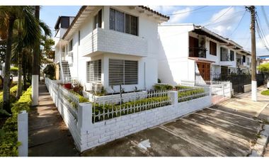 Casa esquinera de tres pisos en venta | Las Flores - Palmira
