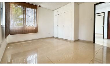 Casa esquinera de tres pisos en venta | Las Flores - Palmira
