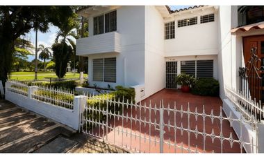 Casa esquinera de tres pisos en venta | Las Flores - Palmira