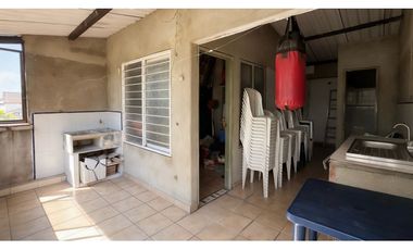 Casa esquinera de tres pisos en venta | Las Flores - Palmira