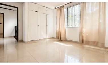 Casa esquinera de tres pisos en venta | Las Flores - Palmira