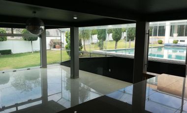 Casa con alberca y jardín en Satélite.