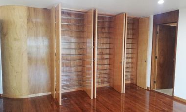 Casa con alberca y jardín en Satélite.