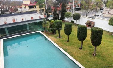 Casa con alberca y jardín en Satélite.