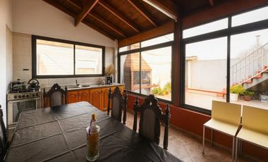 VENTA  - PH 4 ambientes, cochera, patio con parrilla - 1° de Mayo 1900