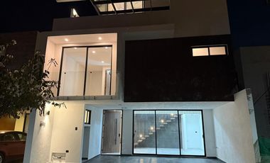 Casa en venta en Lomas de Angelopolis III cluster con alberca