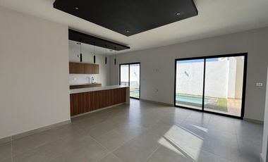 CASA CON ALBERCA Y HAB EN PB EN VENTA EN PLAYAS DEL CONCHAL