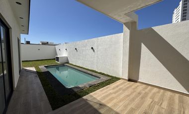CASA CON ALBERCA Y HAB EN PB EN VENTA EN PLAYAS DEL CONCHAL
