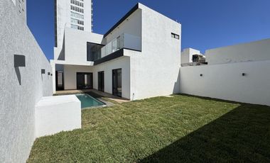 CASA CON ALBERCA Y HAB EN PB EN VENTA EN PLAYAS DEL CONCHAL