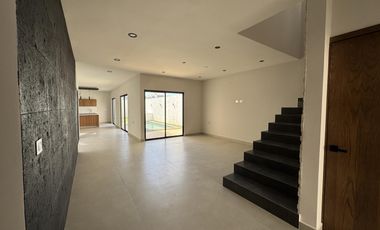 CASA CON ALBERCA Y HAB EN PB EN VENTA EN PLAYAS DEL CONCHAL