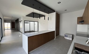 CASA CON ALBERCA Y HAB EN PB EN VENTA EN PLAYAS DEL CONCHAL