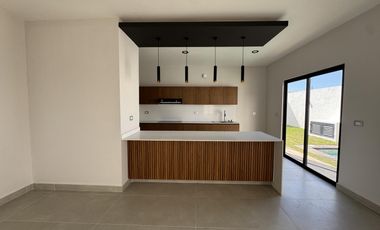 CASA CON ALBERCA Y HAB EN PB EN VENTA EN PLAYAS DEL CONCHAL