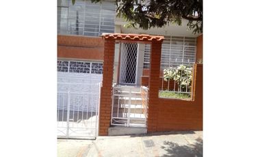 SE ARRIENDA  HERMOSA Y AMPLIA  CASA EN SAN ALONSO