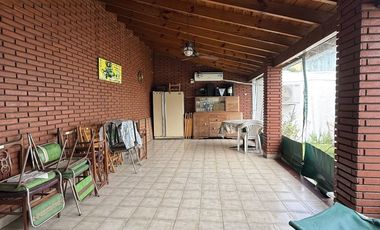 VENTA CASA 4 AMB CON JARDIN Y QUINCHO