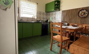 VENTA CASA 4 AMB CON JARDIN Y QUINCHO