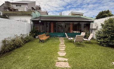 VENTA CASA 4 AMB CON JARDIN Y QUINCHO