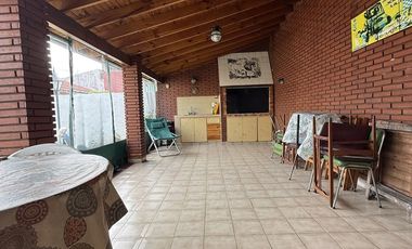VENTA CASA 4 AMB CON JARDIN Y QUINCHO