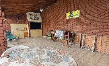 VENTA CASA 4 AMB CON JARDIN Y QUINCHO