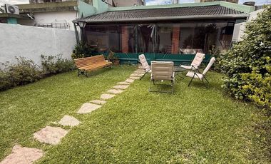 VENTA CASA 4 AMB CON JARDIN Y QUINCHO