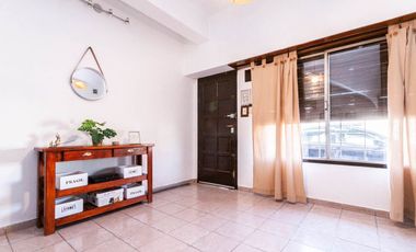 VENTA Casa 3/4 amb con fondo libre y cochera