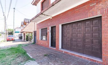 VENTA Casa 3/4 amb con fondo libre y cochera