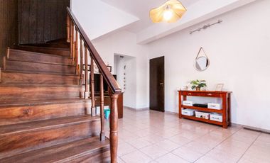 VENTA Casa 3/4 amb con fondo libre y cochera