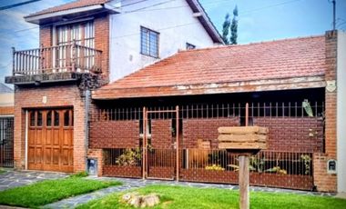 VENTA CASA 4 AMB Bº SANTA MONICA CON GARAGE