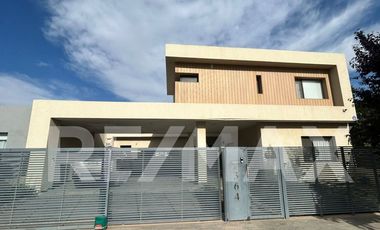 Venta Casa Nivel Gerencial - Piedras Blancas