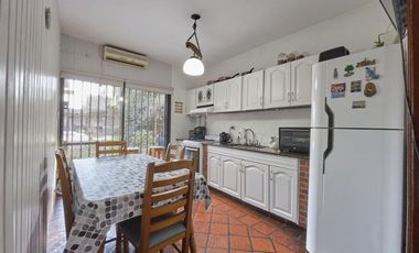 CASA TIPO CHALET, 4 AMBIENTES,CON PILETA Y QUINCHO